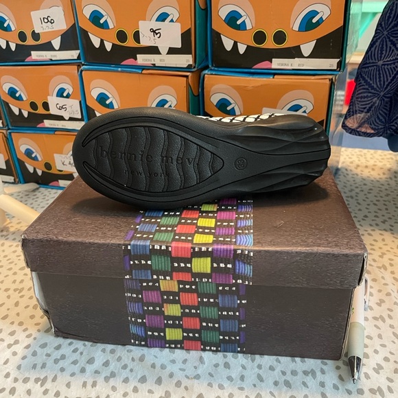 Berni Mev Stylish Black and White Cuddly K Kids Shoes size 13.5 girls NIB - Picture 2 of 4